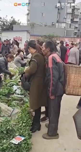 如今有些大爷着实令人无语。就如这位光天化日之下做出下流龌龊之事的大爷，实在是为老