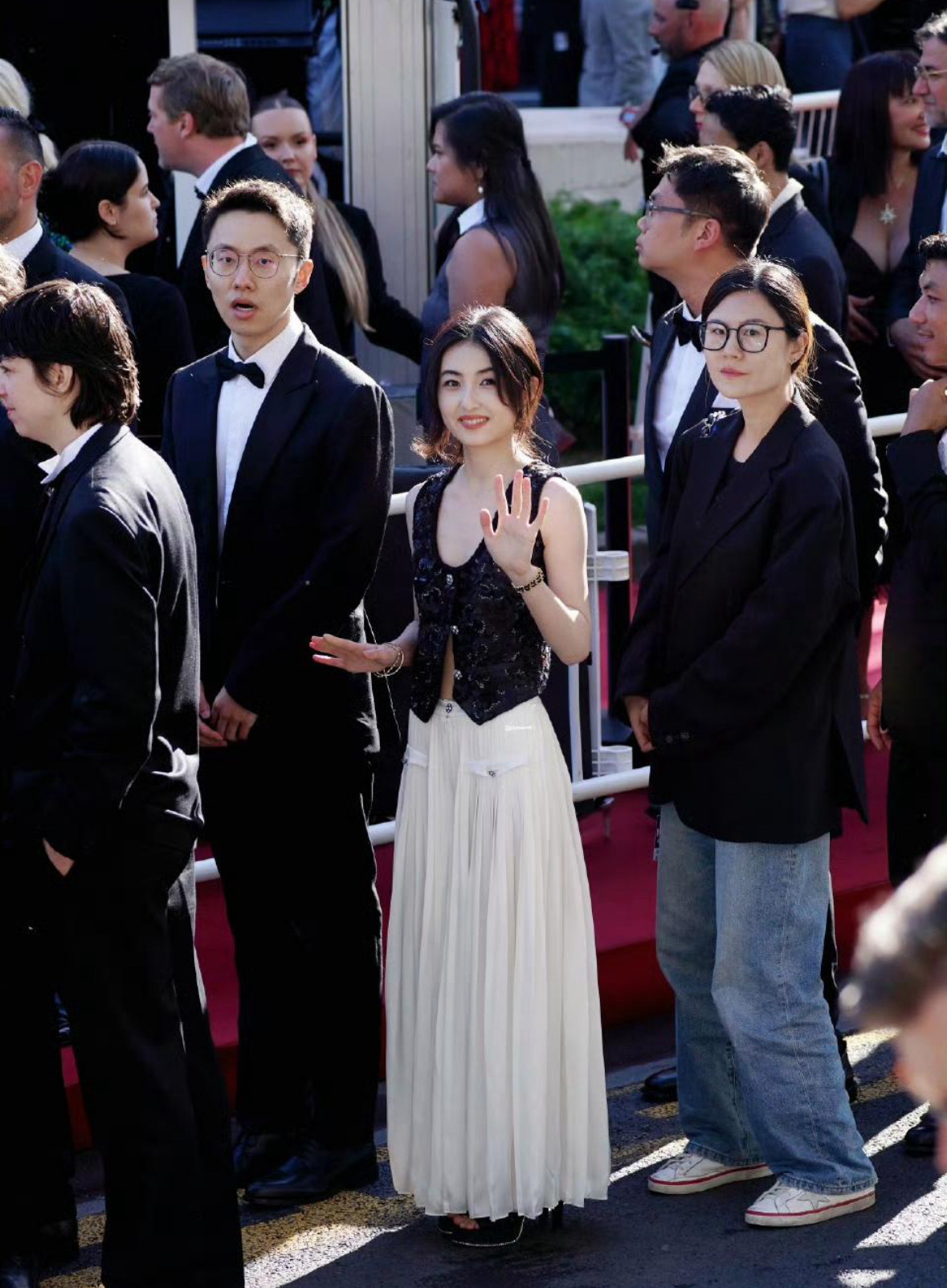 张子枫在戛纳这件衣服是忘了系扣子了吗，还是就这么设计的 ​​​