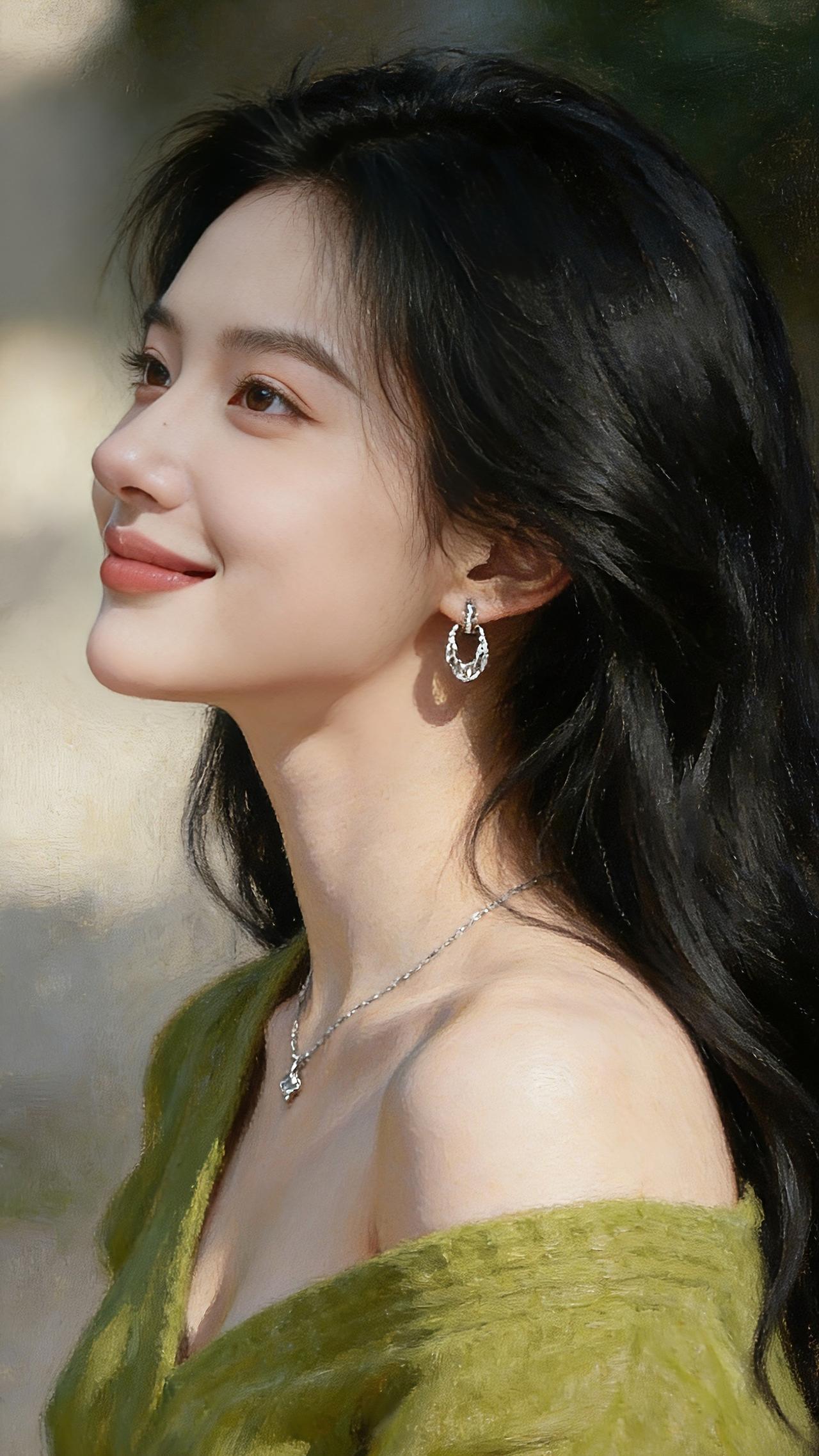 九帧同绘绿衣仙！乌发如瀑垂落，绿衣露肩添柔，银链耳环闪微光。眉眼含笑眸藏星，粉唇