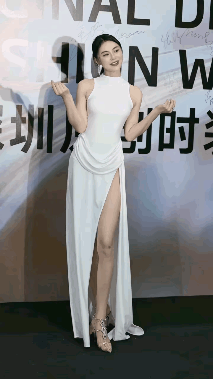 人到中年，有时候真的想吐槽某些明星的穿搭。就像这件礼服，关键部位若隐若现，高开叉