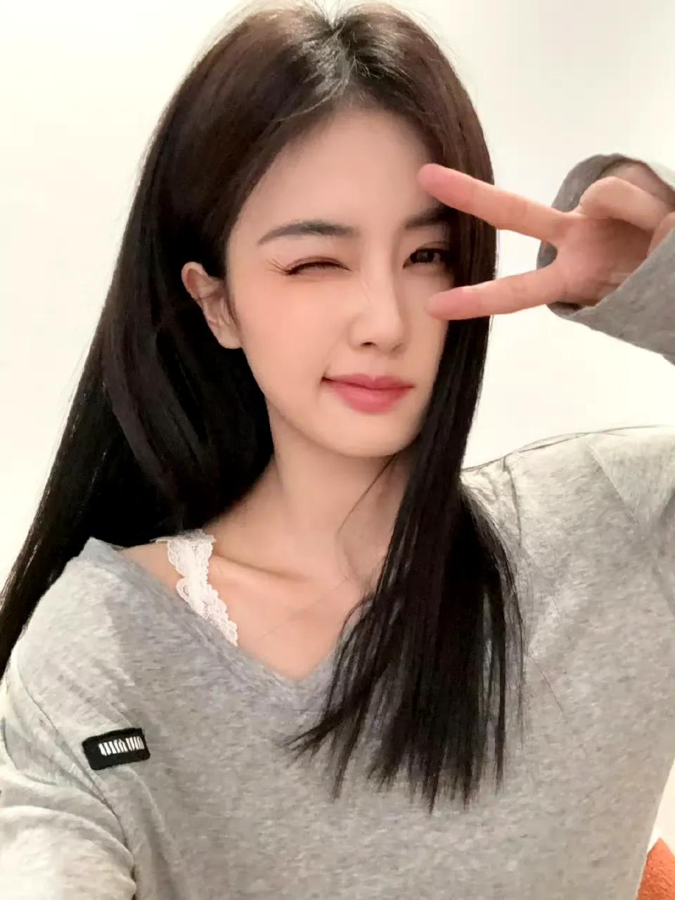 321 看镜头📸
（是我最喜欢的白色蕾丝😎） ​​​
白鹿 娱乐