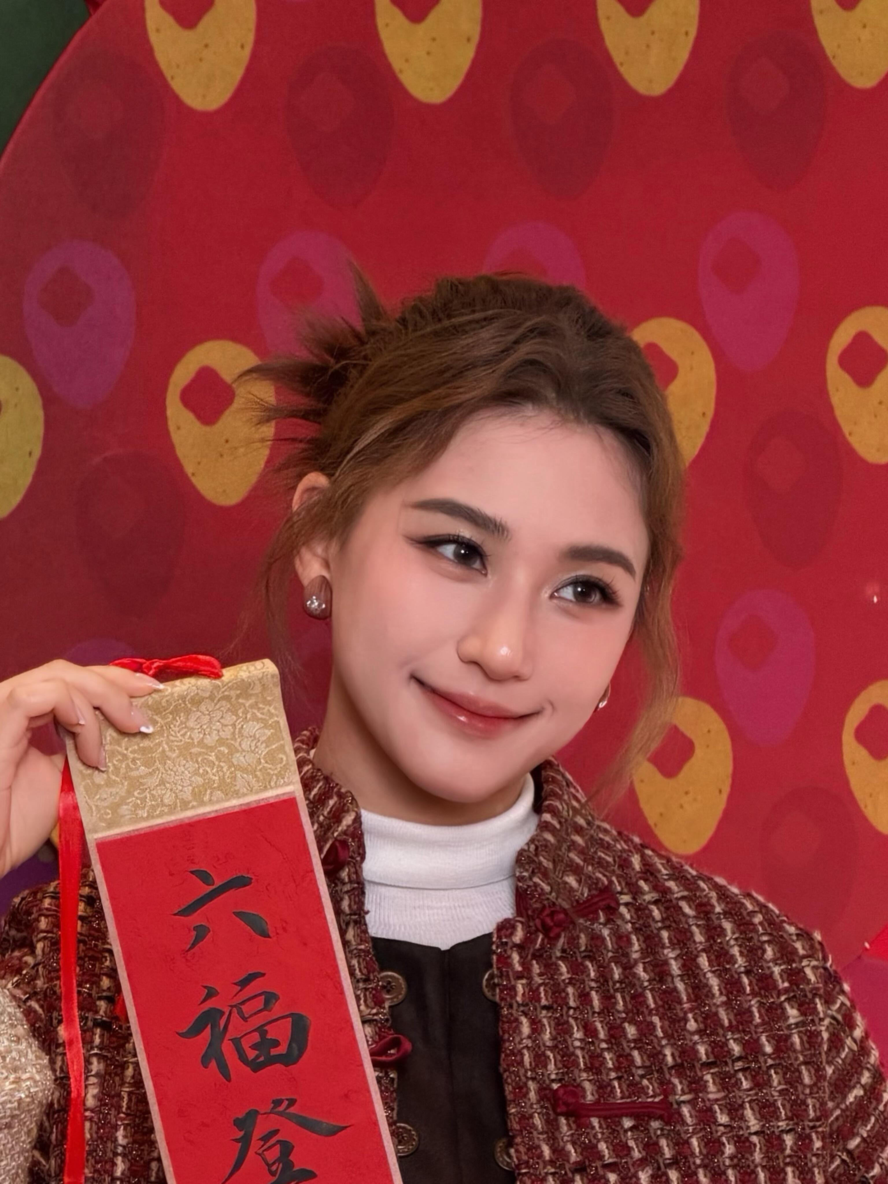 何超莲愚人节复仇摇何超莲cha复仇摇何超莲真的好复古的长相，好立体的五官啊，明艳