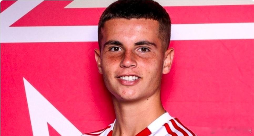 皇马与曼联竞争奥林小将穆扎基蒂斯 但奥林匹亚科斯不急于出售根据希腊媒体的报道，穆