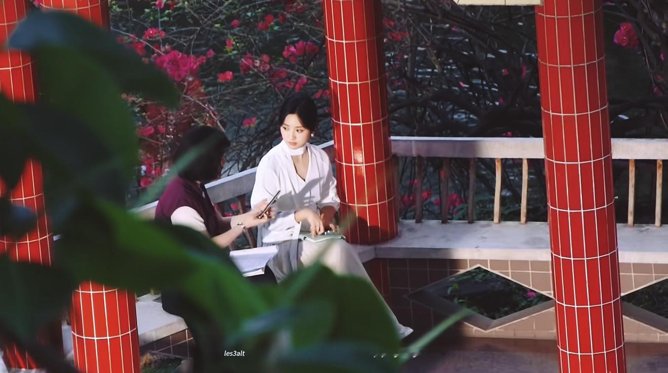 这个构景调一下色好漂亮 ，有种浓烈的红瓦绿树之感。“遇见她如春水映梨花”（图源水