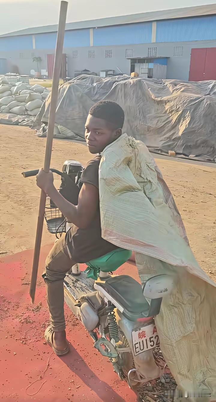 12 月 20 日，中国香港“世纪号”巨型油轮在公海被美军扣押，180 万桶石油