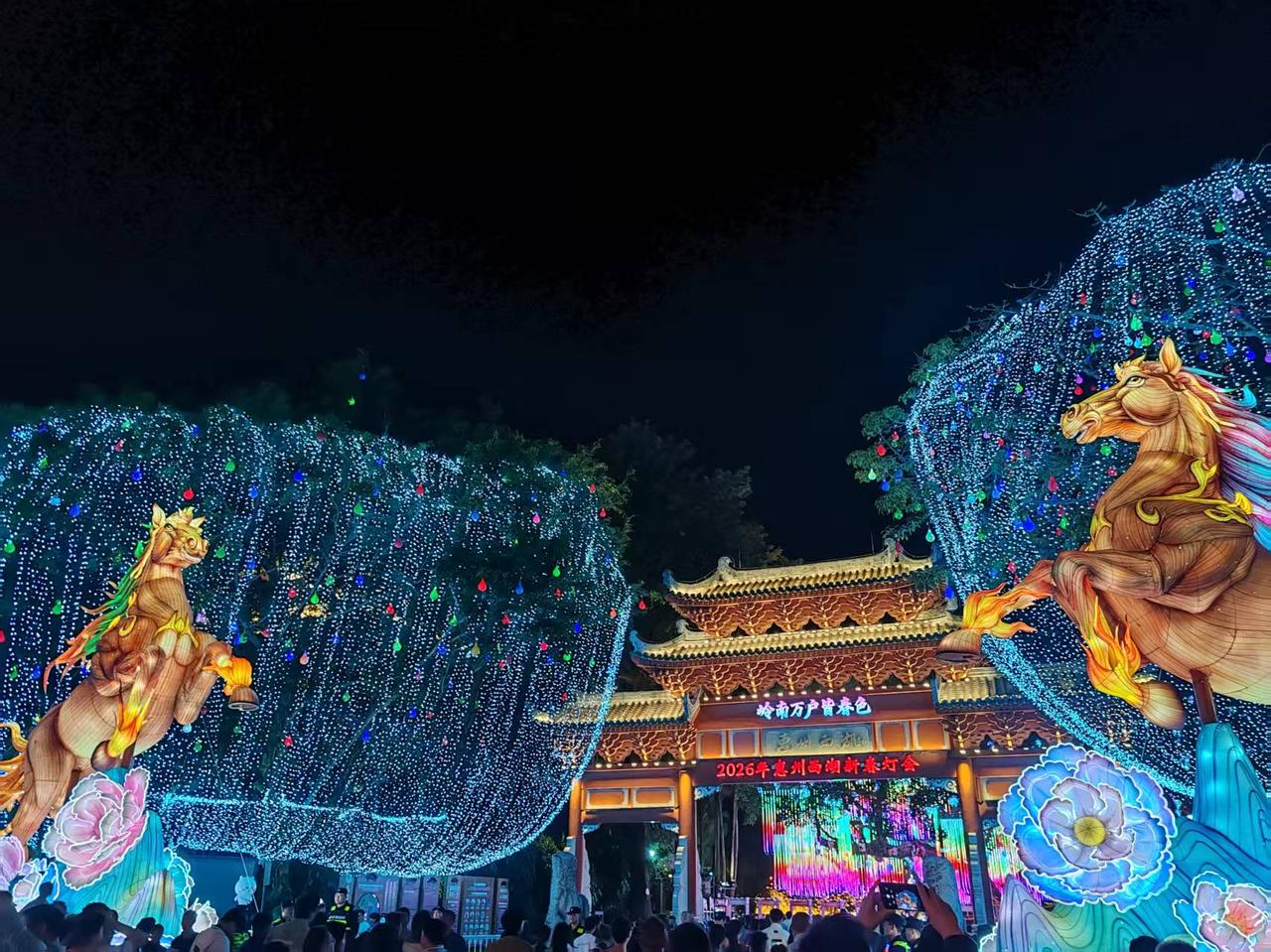 惠州的夜景哪里最好看?最好看的夜景当然是西湖了。尤其是惠州西湖现在正在举办新春灯