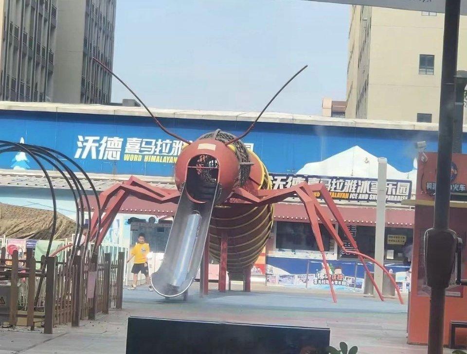 广东一冰雪世界的蟑螂滑梯[笑cry] #蟑螂滑梯# ​​​