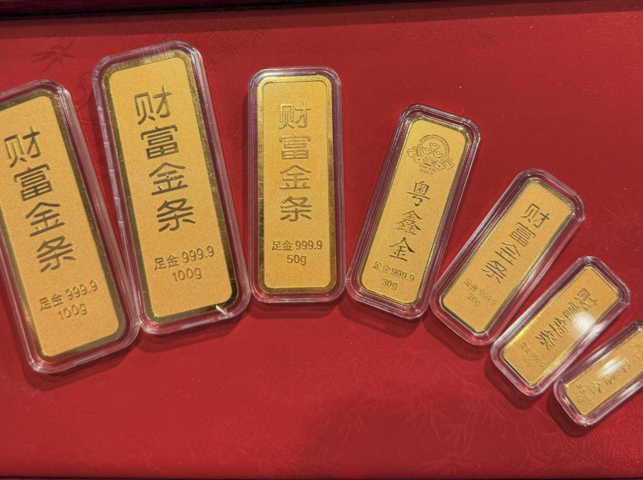 早上刚开盘，
群里几个炒金的散户直接炸锅了。

5月11日的盘面，金价从1033