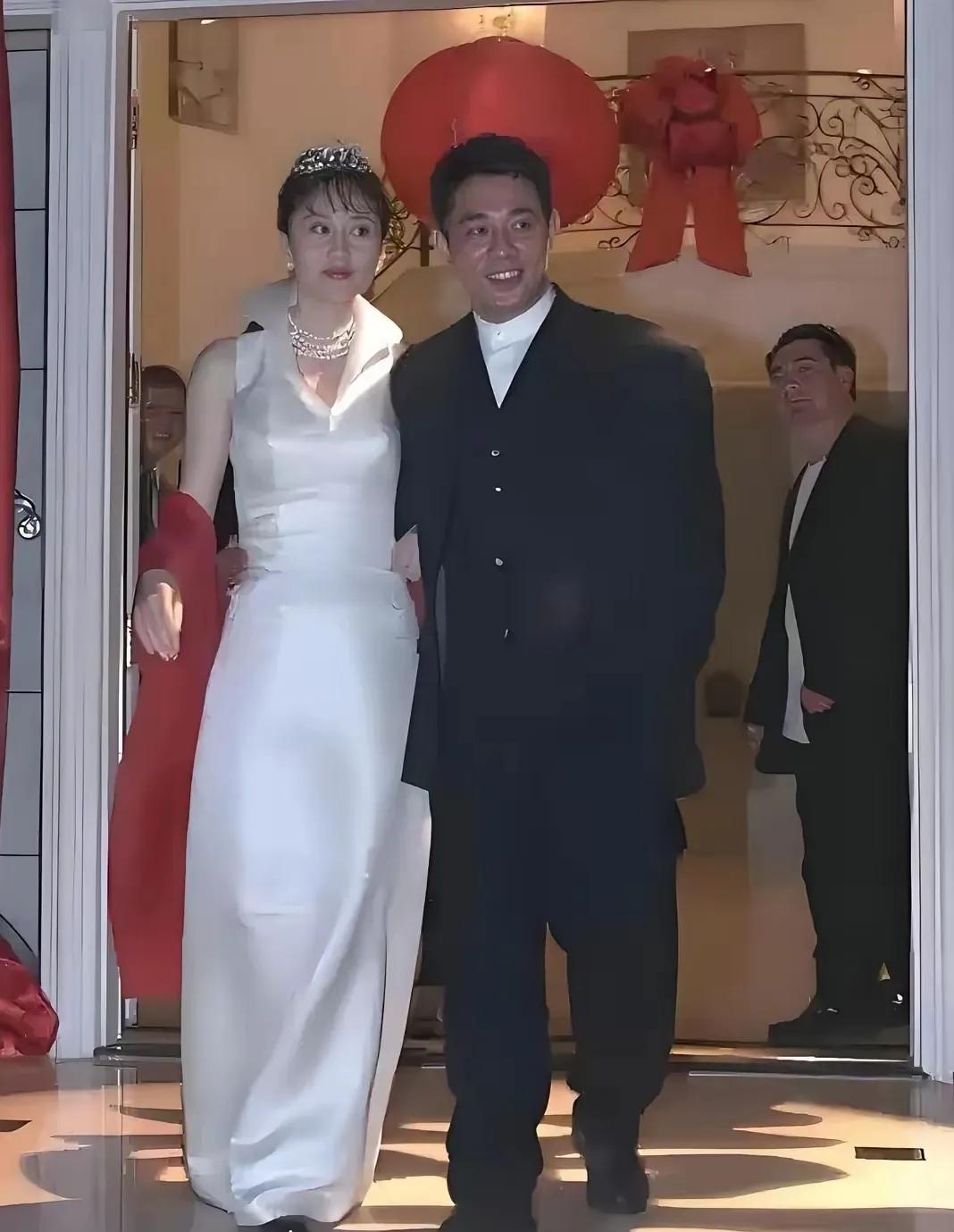 李连杰和利智于1989年因《龙在天涯》相识，李连杰钟情于利智。彼时李连杰有家庭，
