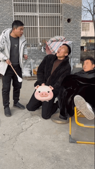 狠狠的
一棒子敲下去，
说他不是故意的，
鬼都不相信！