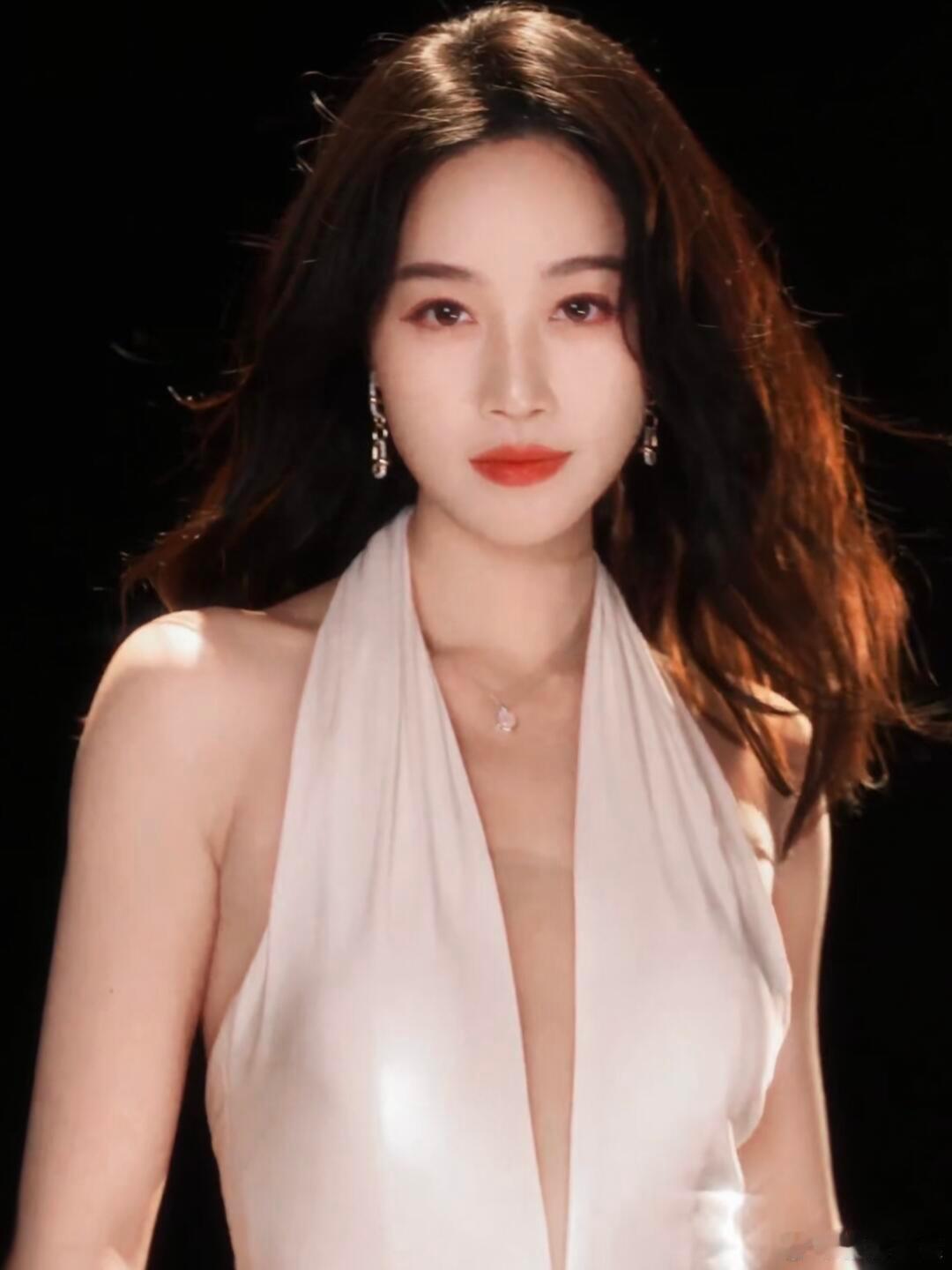 蓝盈莹浪1初舞台就拿下第一蓝盈莹时代终于追上你了蓝盈莹浪1初舞台一举夺魁，用尽全