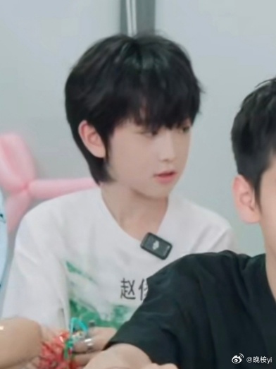 赵俊羽🧡赵俊羽 俊采星驰 羽翼渐丰 “世俗静谧清冷 唯独你眼里布满赤诚” 𝓣
