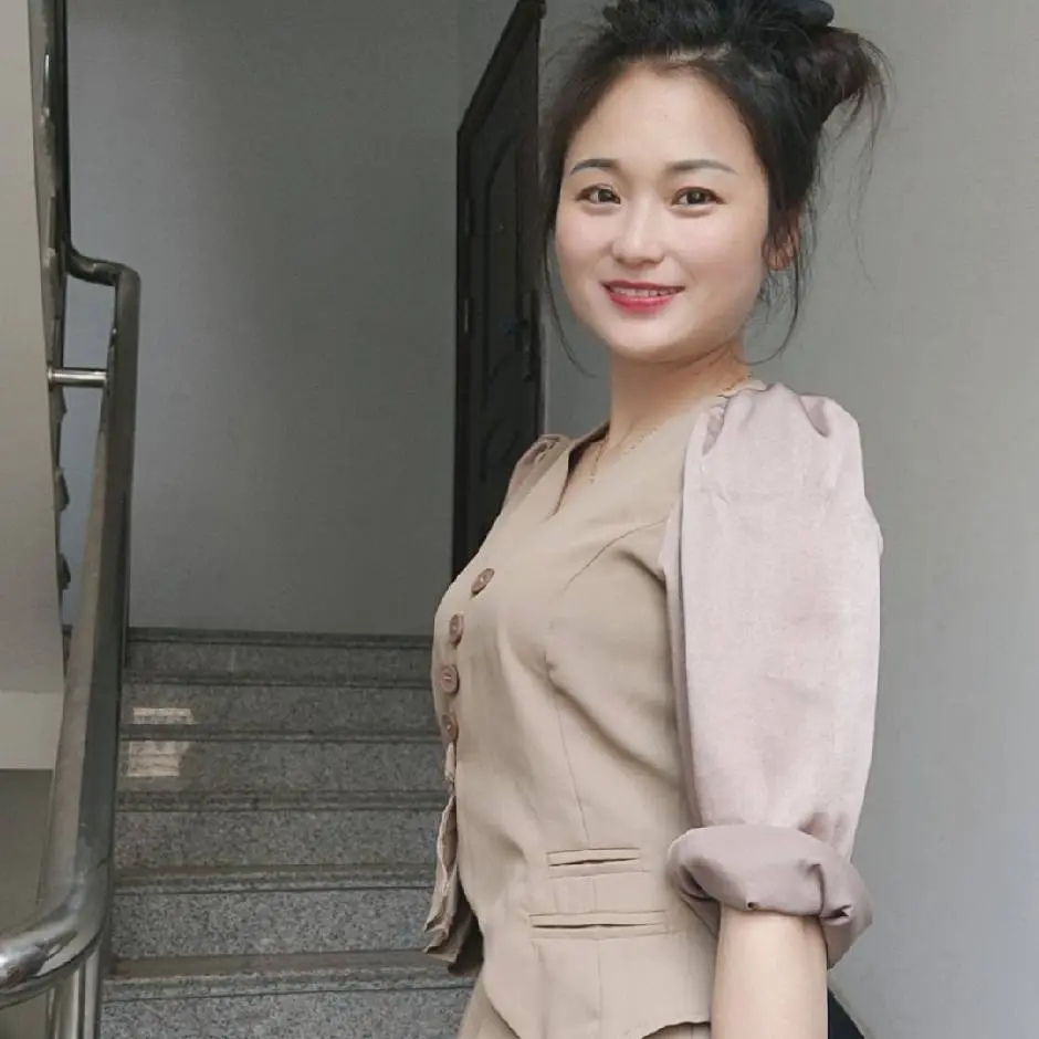 昨晚我哭了，一个人坐了很久很久，想了很多事情，低下头，眼泪就掉了下来...