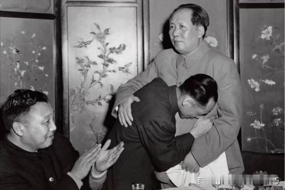 “孩子哭了找妈，大人苦了想他”！这张照片被命名为《我握着主席的手》。

据说这张