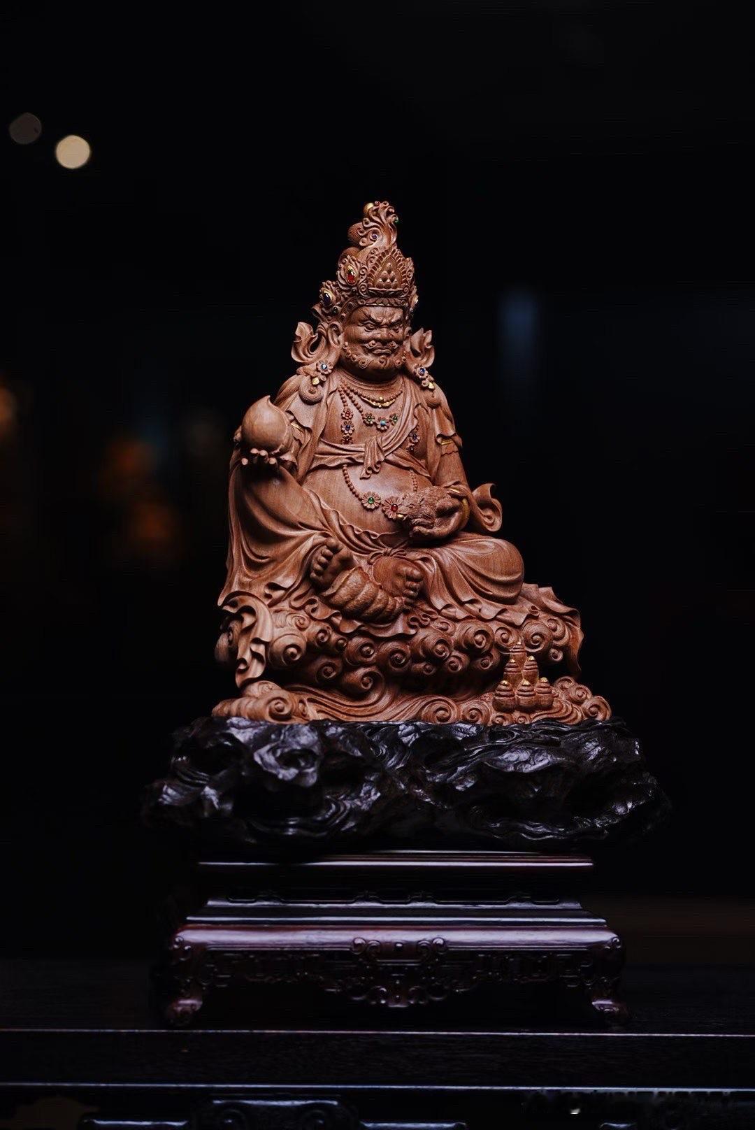 老山檀的沉静，与黄财神的庄严相遇，呈现出别样的东方气韵。

满月般的面容，双目有