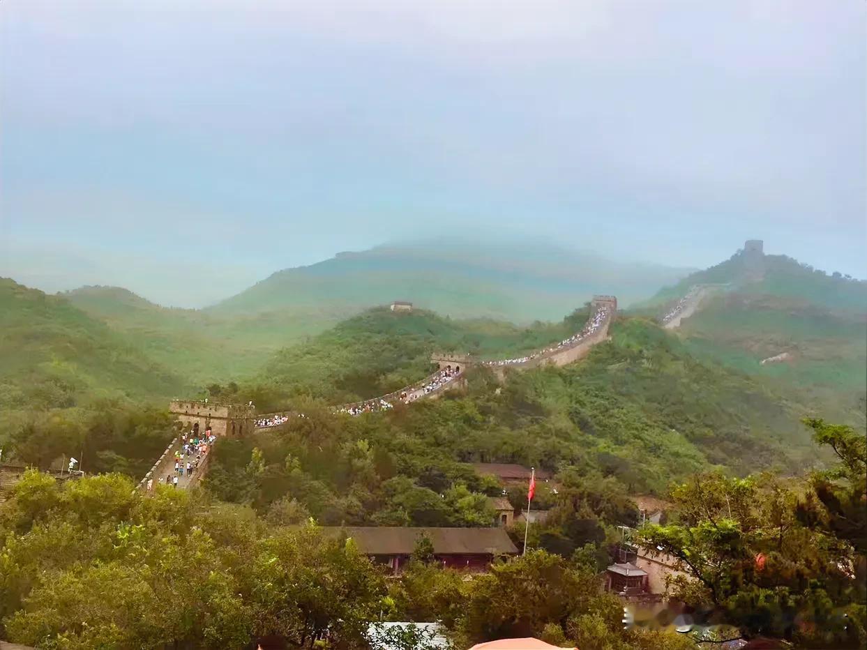 登上长城，一览众山小，
感受历史的厚重与壮美！🏞️🏞️🏞️