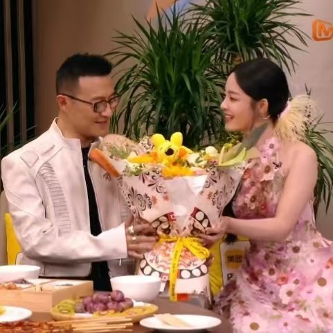 #下一战歌手# 《花火》真的燃炸了！姚晓棠送的向日葵也好好看好适合这首歌哇，向阳