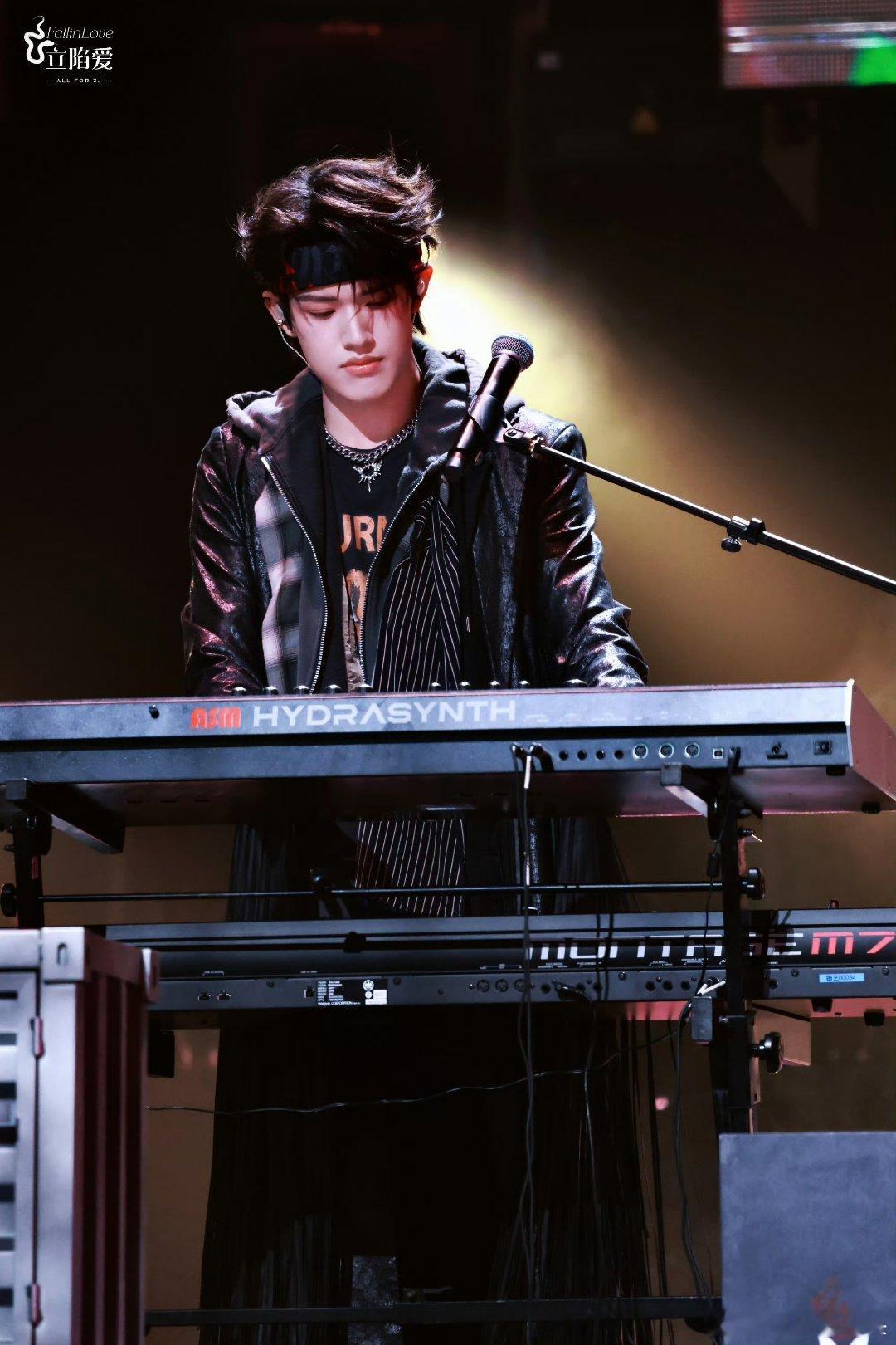 张极说我想赢竞技场上不掩饰求胜欲，拼尽全力去争取，这才是少年该有的样子，坐等他用