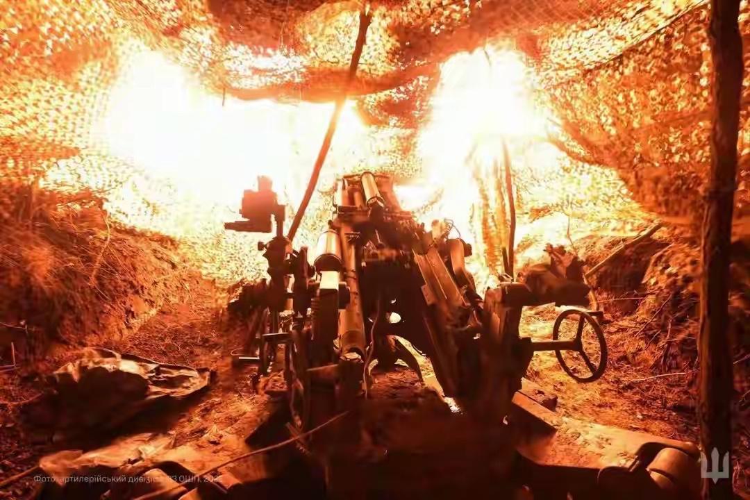 3吨炸弹轰塌大楼活埋一个连，俄年产12万枚航弹：血肉扛不住钢铁
俄军打仗这一套就