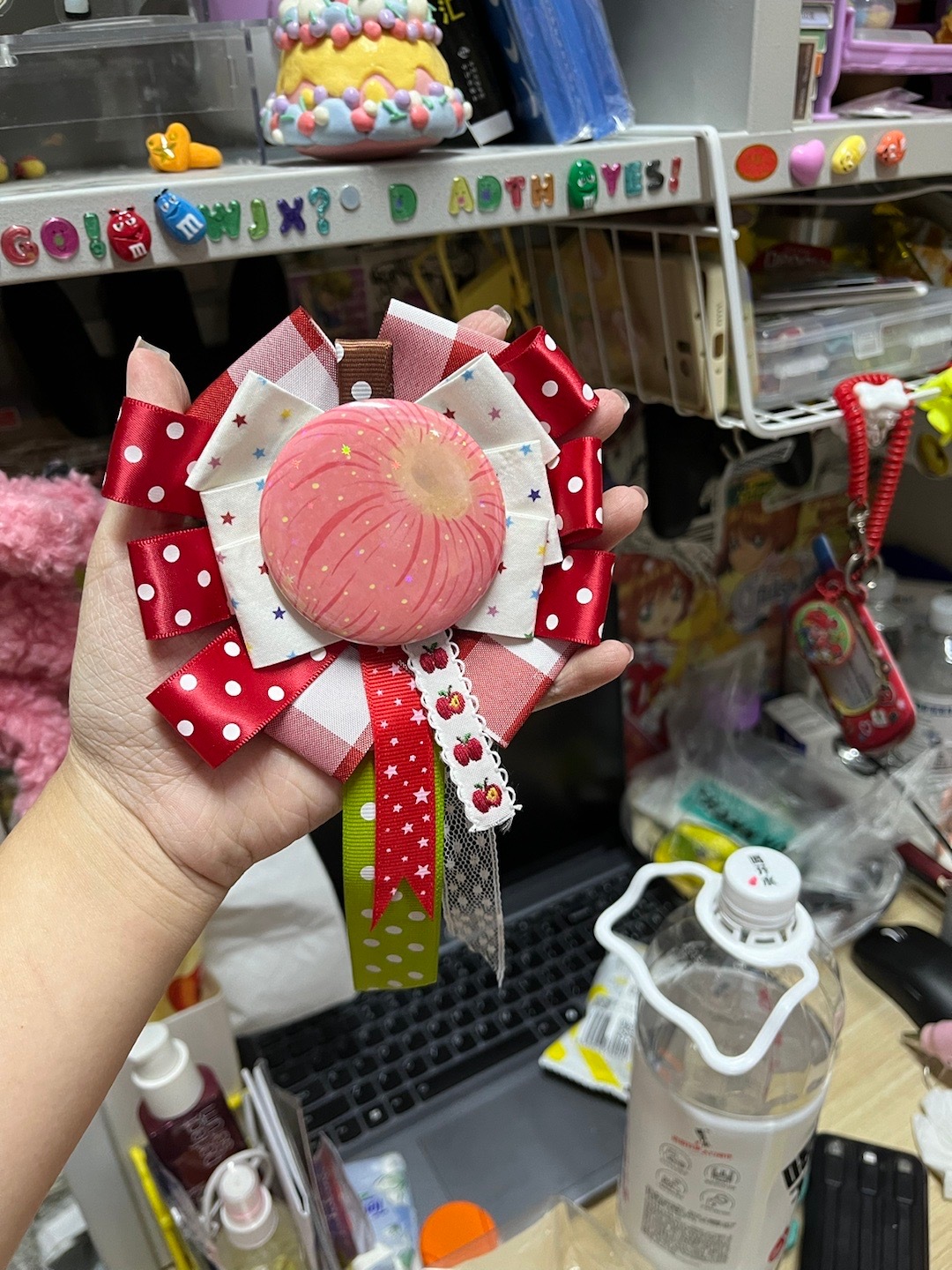 朋友给做的胸花，搭配我的吧唧真的萌炸了。。。。。。。。 