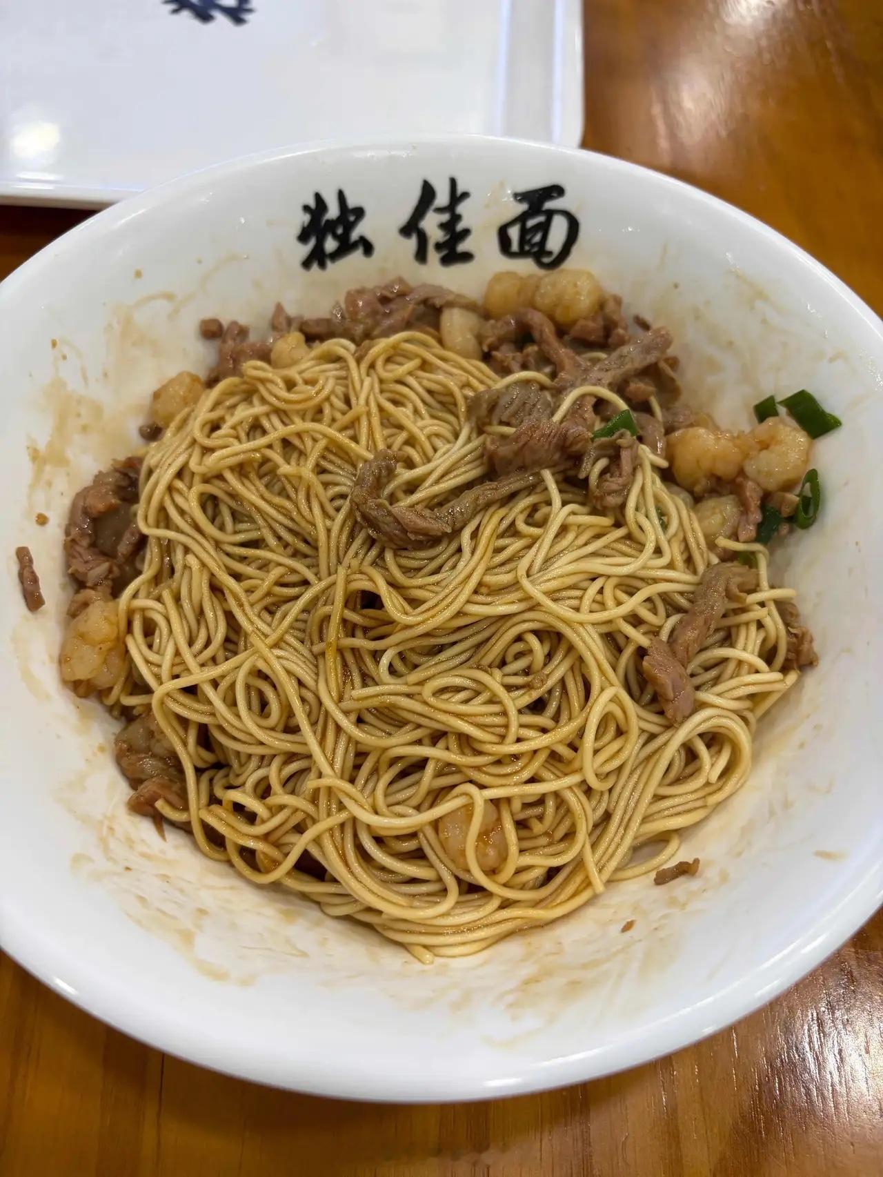 家人们，这两碗面就要三十块，大家觉得贵不贵？