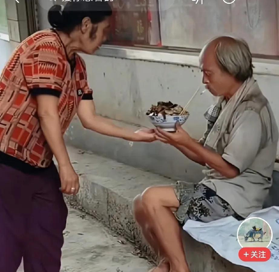 我们小时候，上世纪七八十年代，那个年代，善良是与生俱来的，帮助别人很正常的事情，