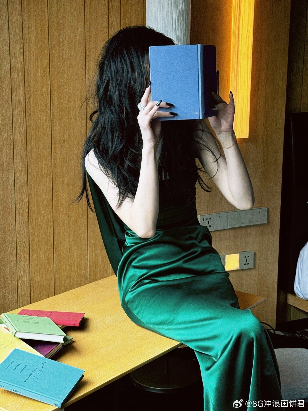 张碧晨周雨彤牵手走红毯 张碧晨周雨彤牵手亮相微博之夜！两位好姐妹红毯同行，身材曼