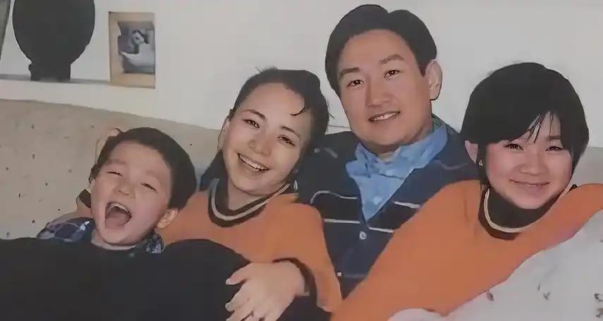 过年时，宋丹丹家热闹非凡。她与儿子儿媳围坐，桌上摆满佳肴。大家边吃边聊，欢声笑语