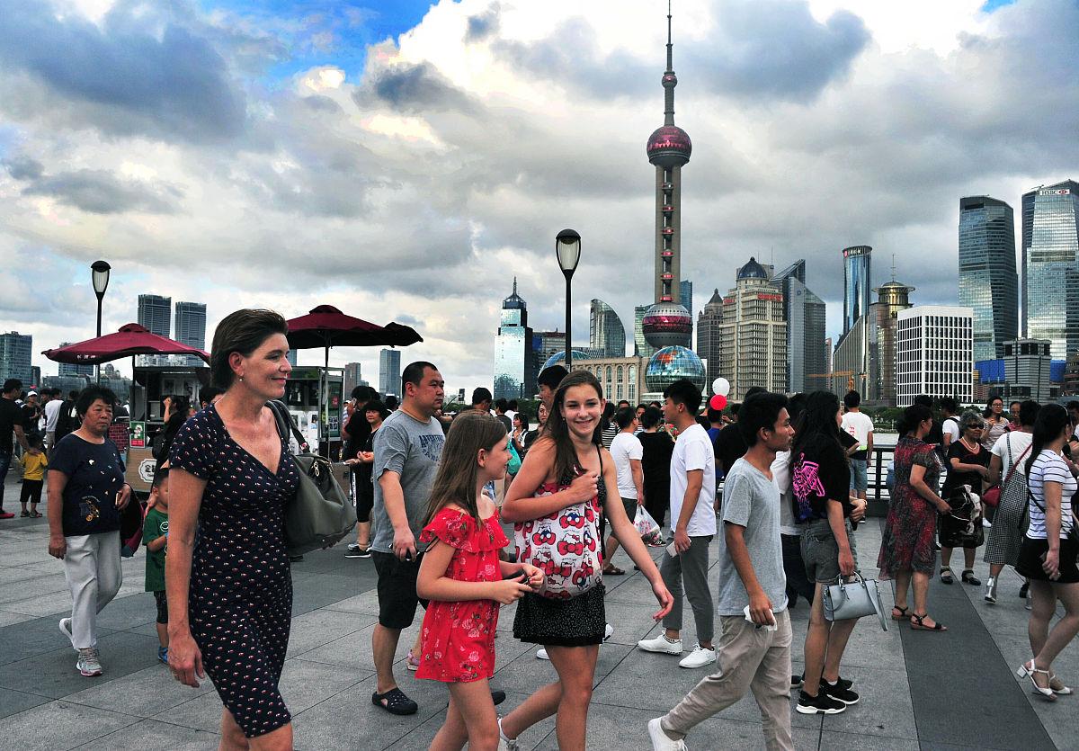 现在，外国人来上海旅游越来越多。为了丰富和提高旅游服务，我建议，上海不妨新增“三