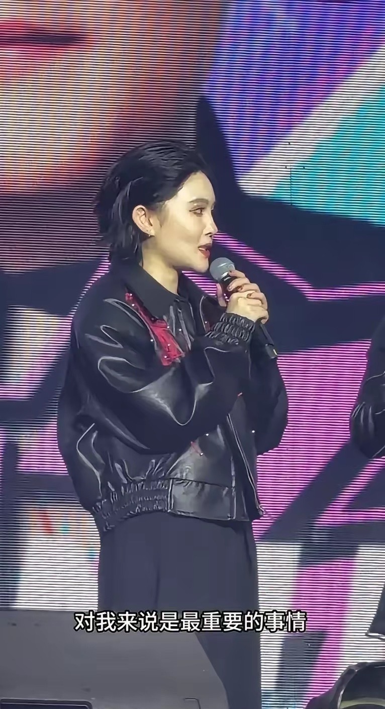 这居然是赵本山女儿球球，和视频差距太大，她脸颊凹陷鞋拔子脸，赵本山基因太强大。球