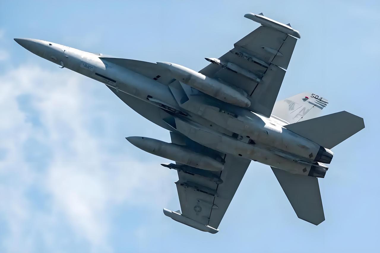 前两天美军林肯号航母战斗群在通过马六甲海峡之时，关闭了舰载应答系统，导致现在无法