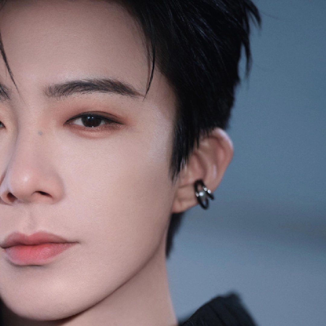 刘宇宁侧颜耳钉造型杀疯了！精致耳钉为侧颜加分，线条流畅又立体，氛围感直接拉满～