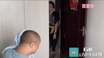 男子说，“你打视频也不敢不接呀！”
他正在屋子里擦头，接视频的时候皆有可能正在洗