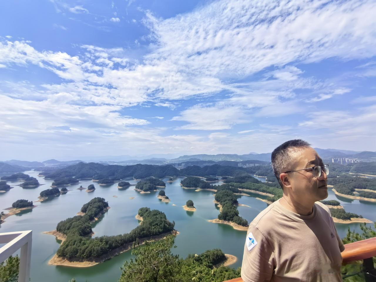 我去过很多地方都不喜欢照相，唯有这里是我主动让老伴照的。因为这里有一个“公”字，