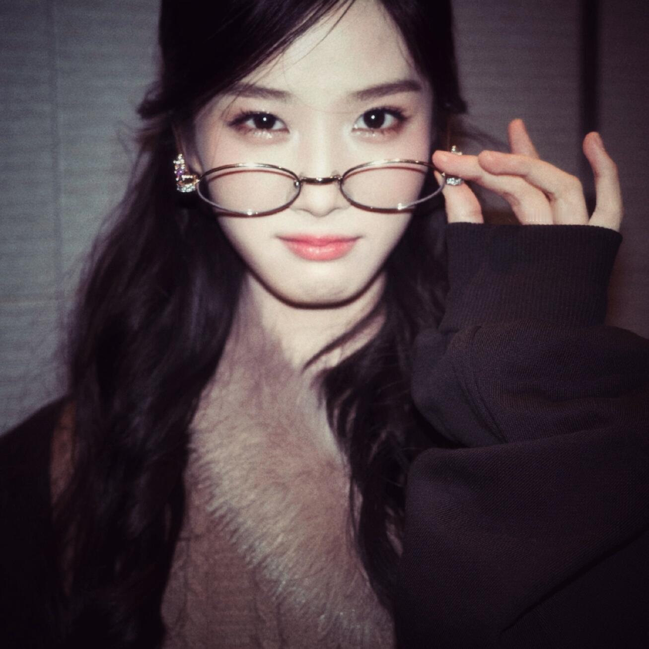 卢昱晓头像更新 