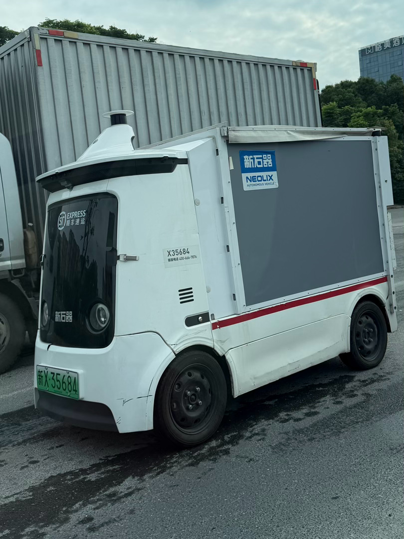 在路上看到很多新石器的无人快递车，都是新疆X牌照。看了一下北屯市，阿勒泰边上。 