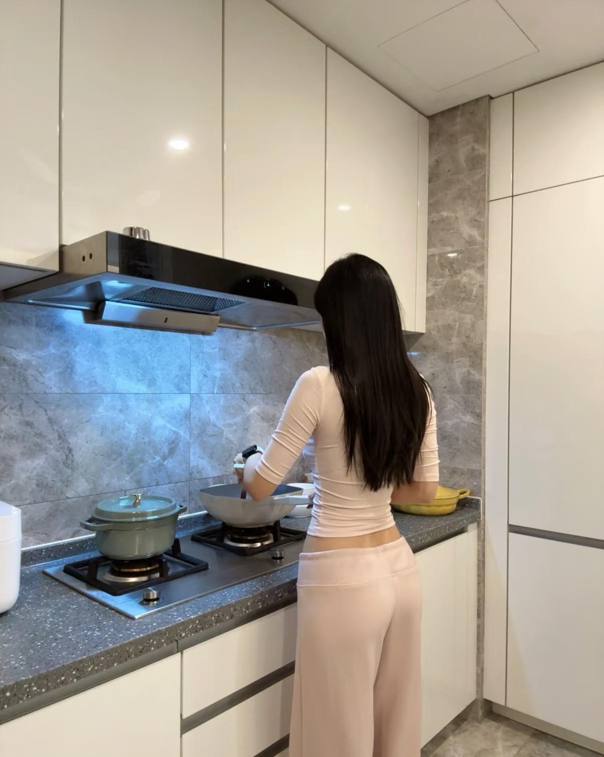 微信没声了 
喜欢的人也结婚了
游戏也玩腻了
习惯性打开抖音
 上班也上腻了，