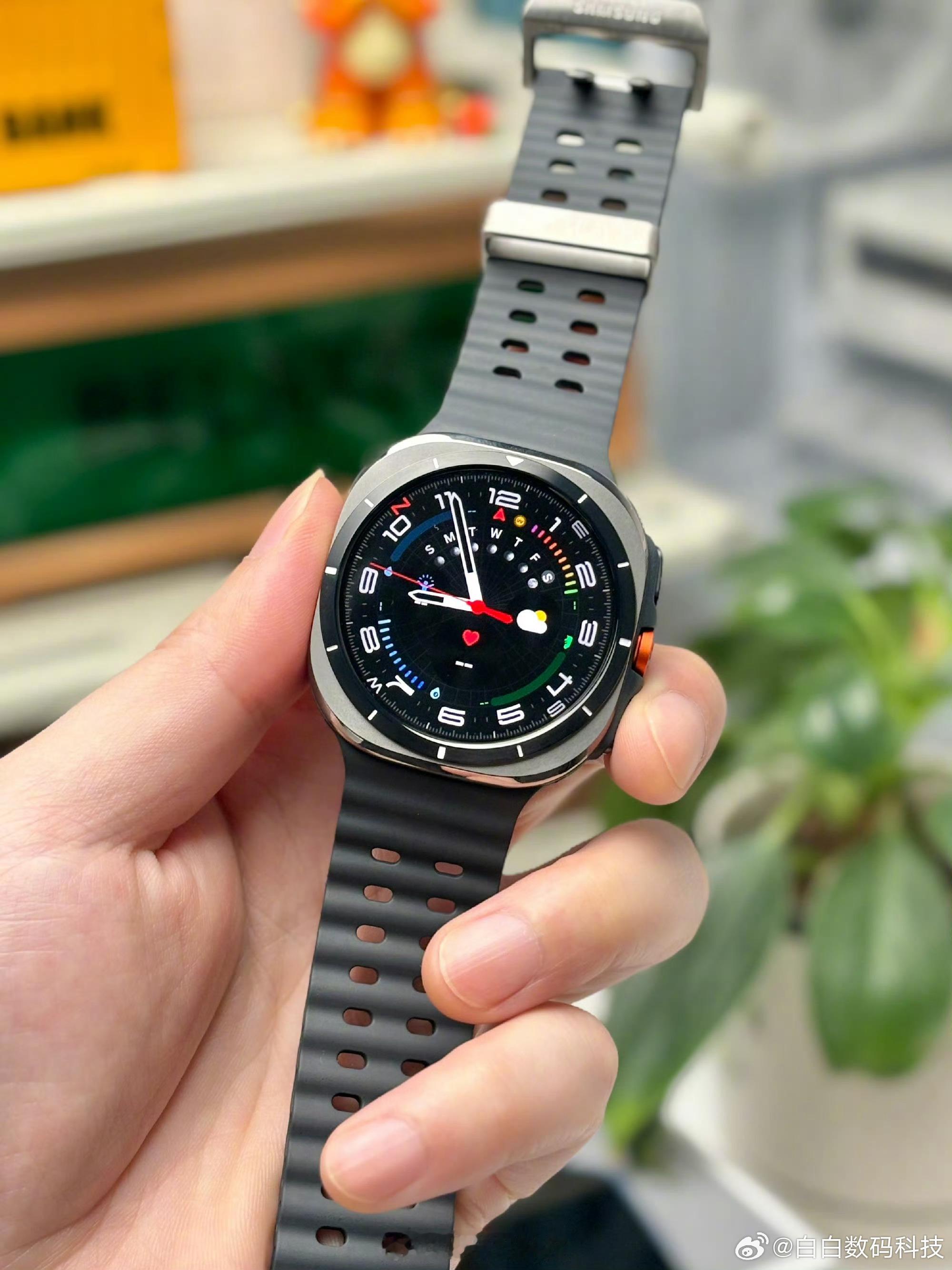 Galaxy Watch Ultra，表壳造型很好看，特别有力量感，喜欢这种硬朗