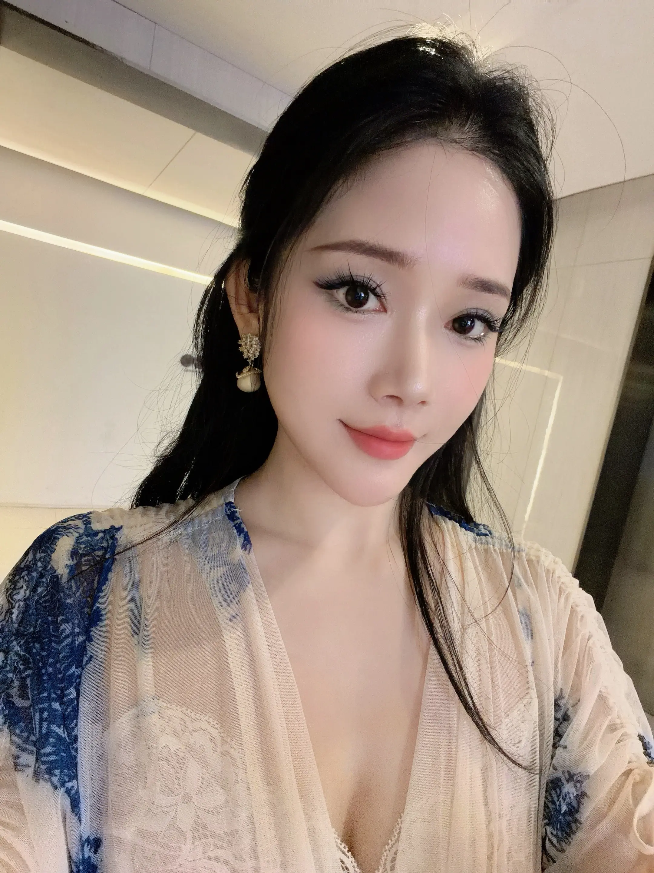 从两双眼睛对视开始 缘分就完成了他的使命 剩下的全是事在人为