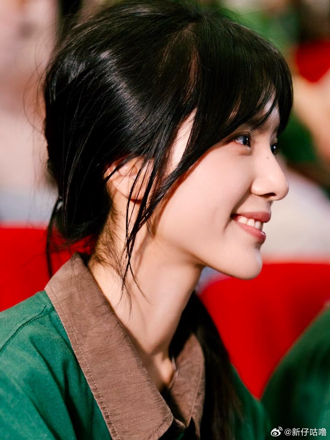 李思潼毕业发言李思潼今天毕业发言这段，我看完第一反应就是：妹妹站上发言席那刻，整