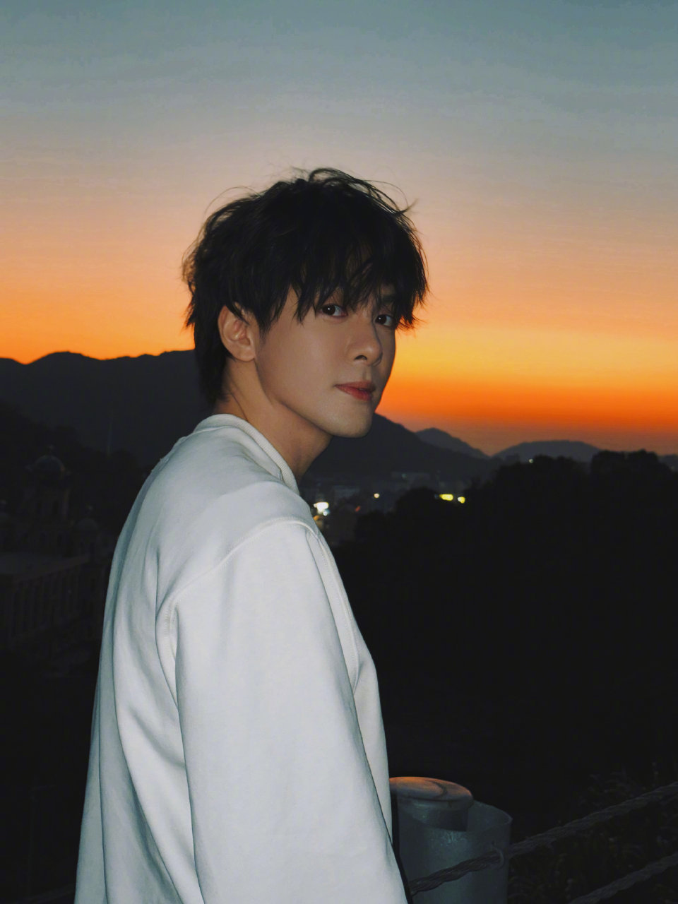 每当我为你抬起头，连眼泪都觉得自由