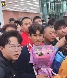 徐正源面对辽宁球迷的热情有点不适应啊！这阵仗让徐正源有点紧张呢[捂脸]
徐正源抵