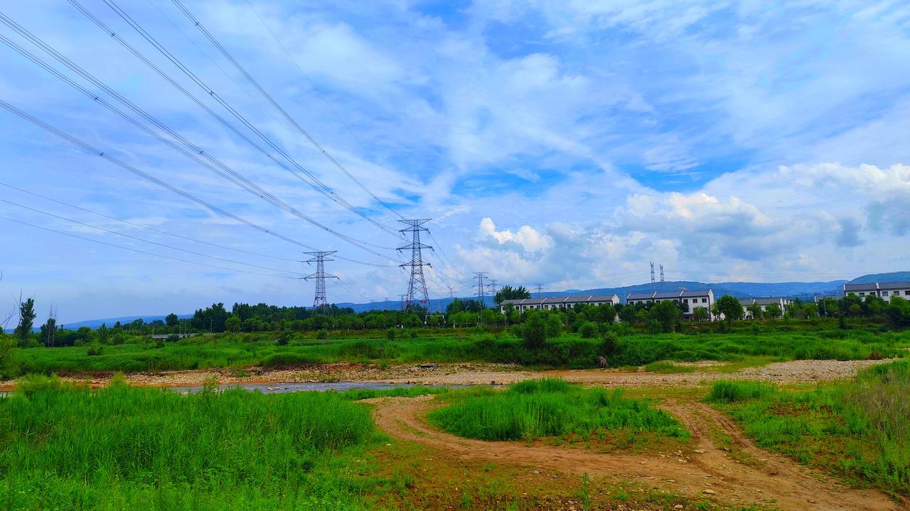【在蓝田，不需要刻意找风景】前几天骑行路过蓝田，路边看到一片开阔地，忍不住停下来