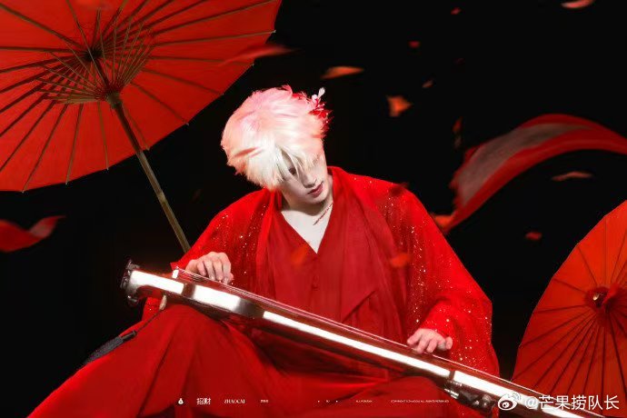 苏新皓摸镜子ending 苏新皓太擅长塑造舞台故事！《囍》白发红衣造型让人眼前一