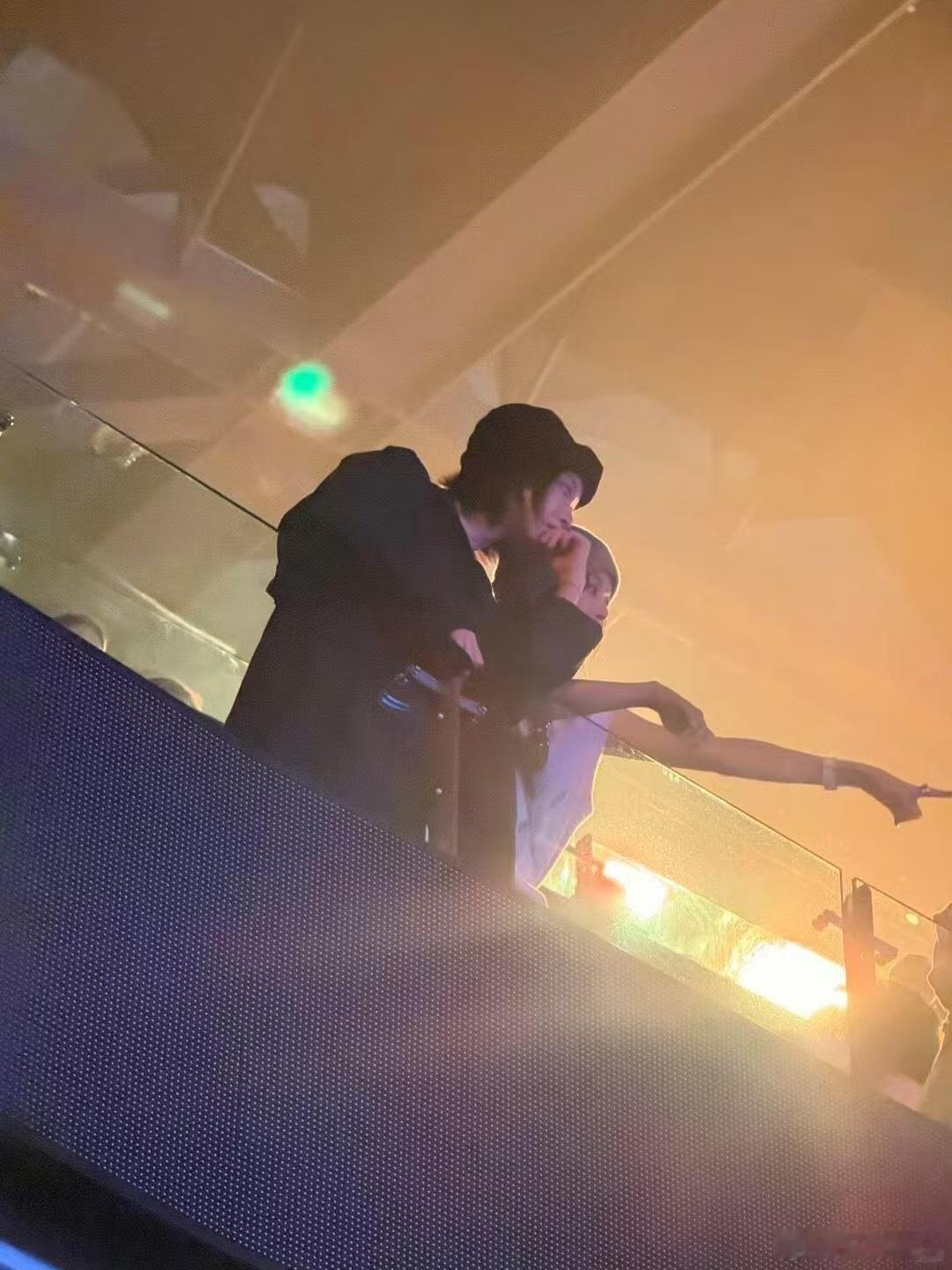 李宇春演唱会偶遇倪妮辛芷蕾向野的我们从山野同行到场馆相会，《向野的我们》这份缘分