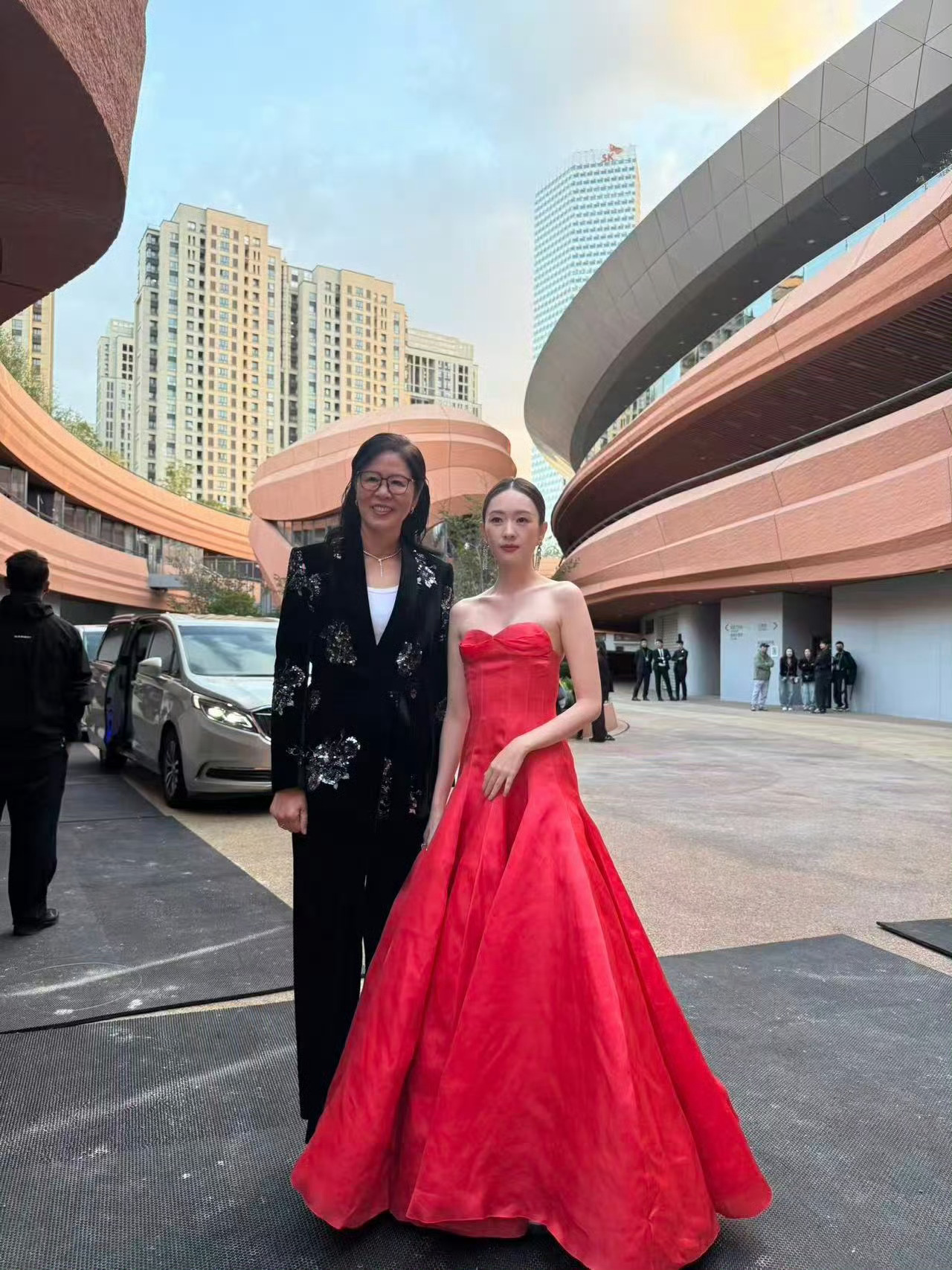 郎平童瑶VOGUE同框 时尚大片中，郎平与童瑶同框啦！一个是女排铁榔头，一个是魅