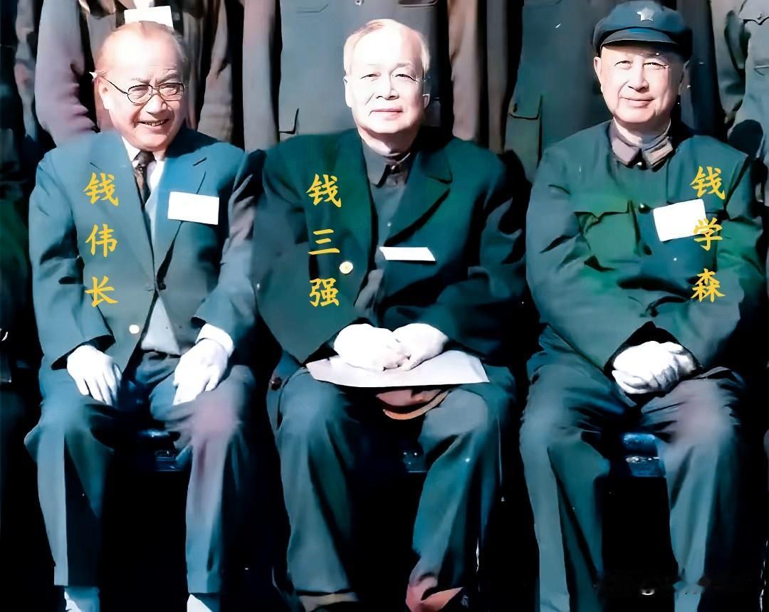 一九八五年，在北京的三位国家栋梁。这绝不是演戏，也绝不是演员所扮演，而是当时他们