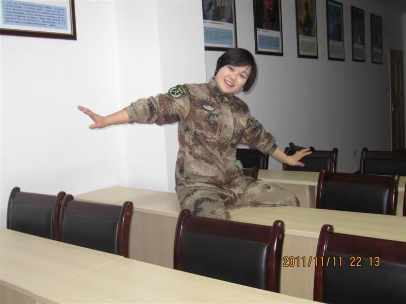 退伍女兵。独自一人时，是兵也是将，无依无靠时，自己就是千军万马。我一定行。