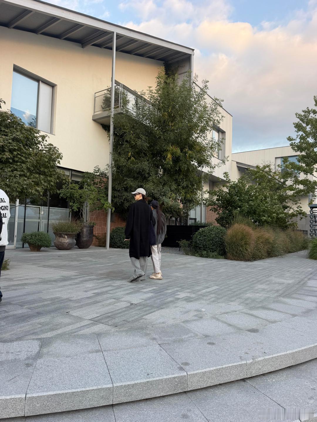 偶遇戚薇Lucky阿那亚逛街阿那亚偶遇戚薇Lucky逛街 偶遇戚薇Lucky阿那