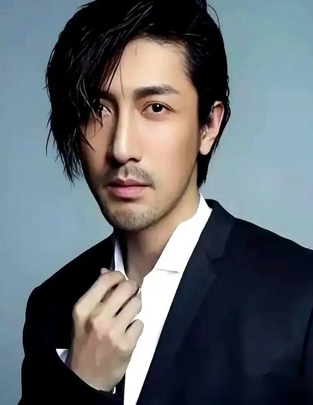 内娱居然还有这种男演员？把上亿片酬全部交给老婆，自己出门只坐地铁，连个助理都不带